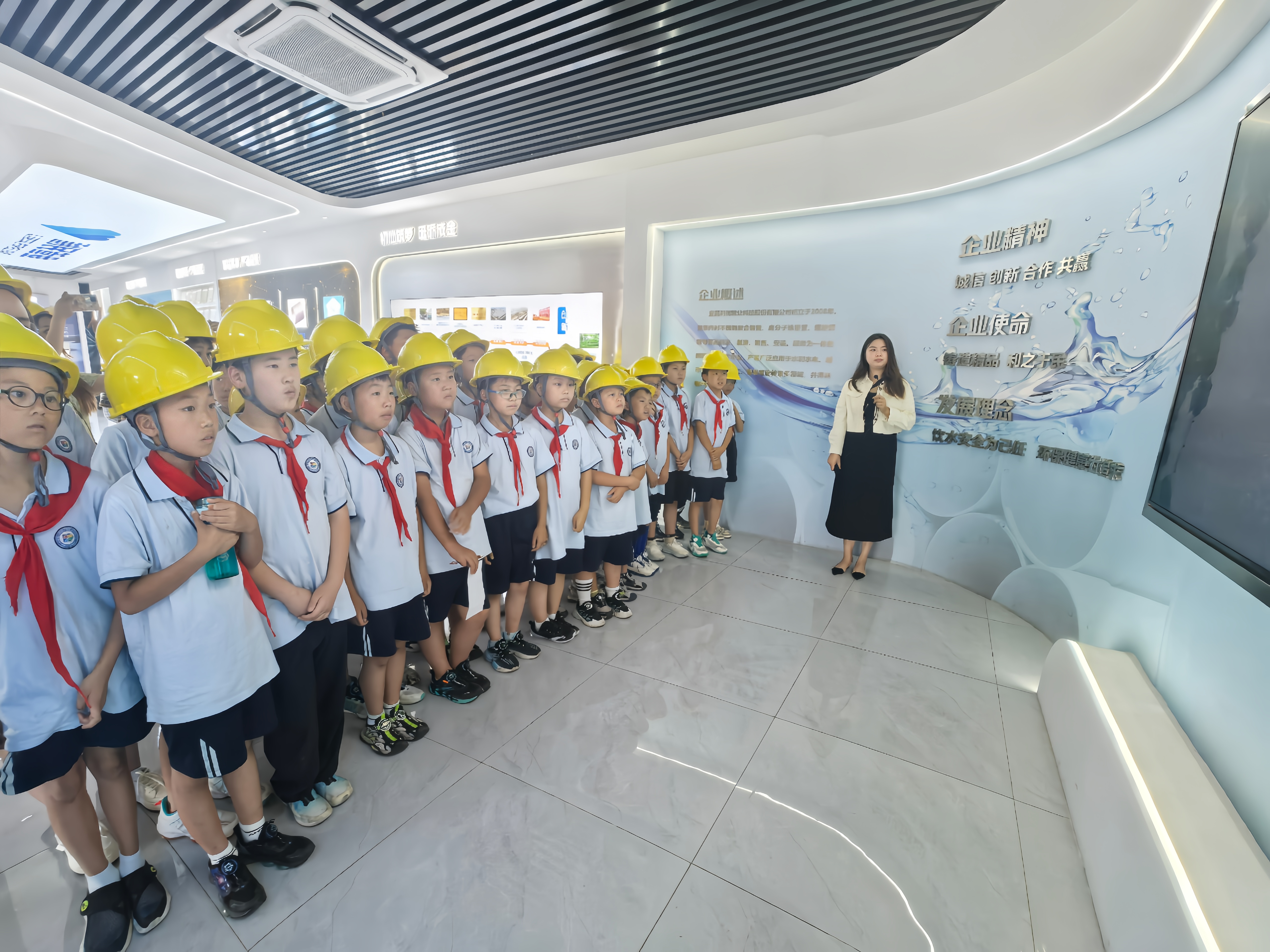 伍家岗区科技创新科普活动走进利民管业  师生共探工业创新魅力